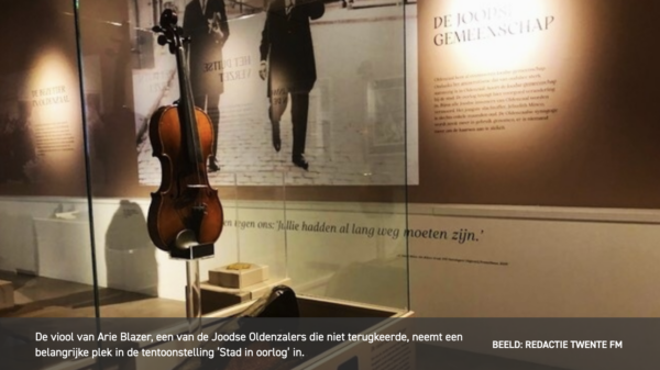 De viool van Arie Blazer, een van de Joodse Oldenzalers die niet terugkeerde, neemt een belangrijke plek in de tentoonstelling ‘Stad in oorlog’ in.